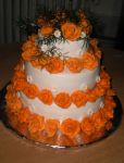 Svatební bílý s oranžovými růžemi